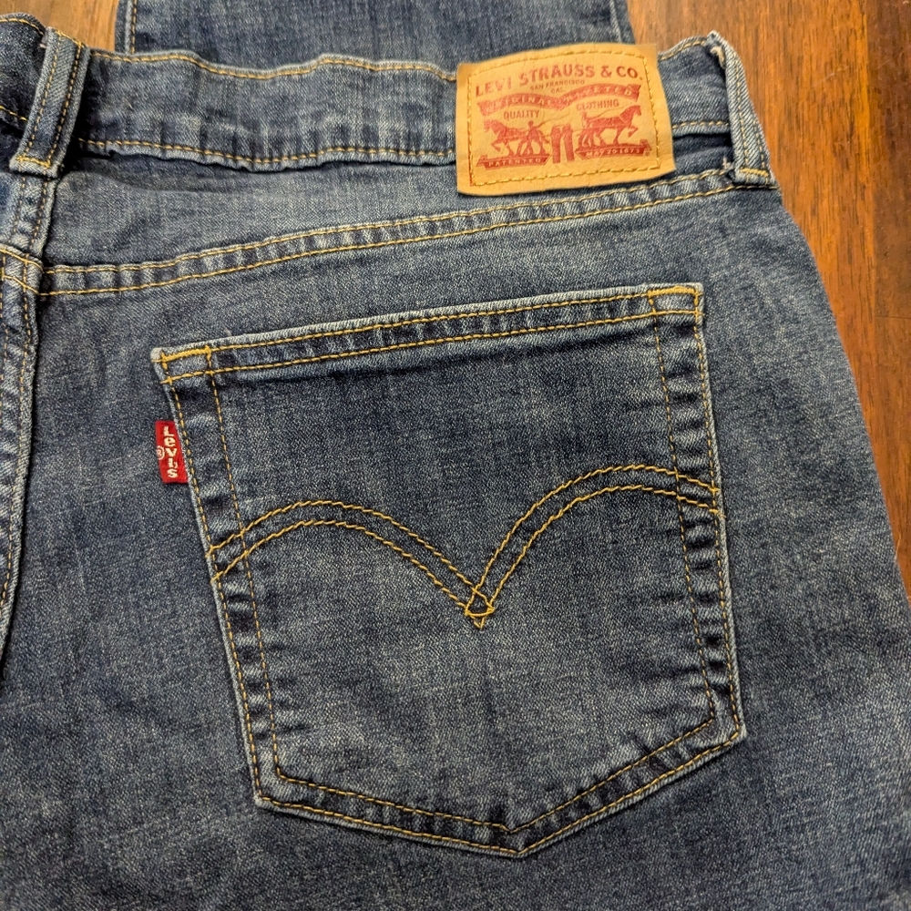 Levi's Women's Boyfriend Jeans Size 32 EUC